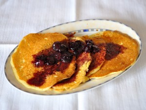 Pancake con salsa ai mirtilli e sciroppo d'acero